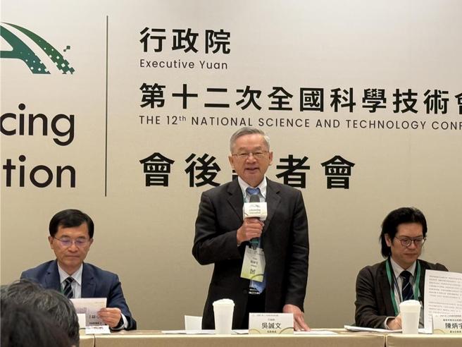 国科会主委吴诚文18日在全科会会后记者会上表示，将建构晶片台湾队「Chip Team Taiwan」，并藉此串联这次会议主轴。图／吕俊仪