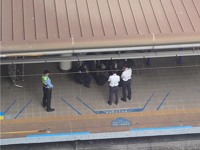 台鐵新左營站遭民眾目擊旅客遭警察包圍，一旁站的竟然是高鐵的站務員，原來是疑似逃票跑到台鐵月台，結局竟是一場烏龍。（民眾提供／任義宇高雄傳真）
