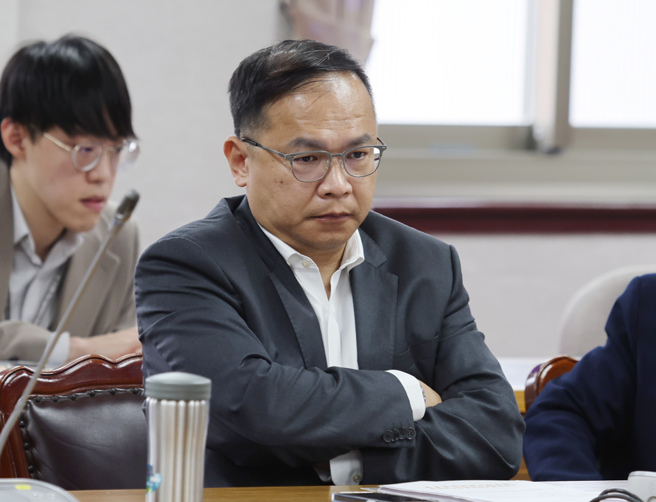 图为立法院国家发展基金不当投资暨管理失职调查委员会18日举行会议，王义川（中）出席。（姚志平摄）
