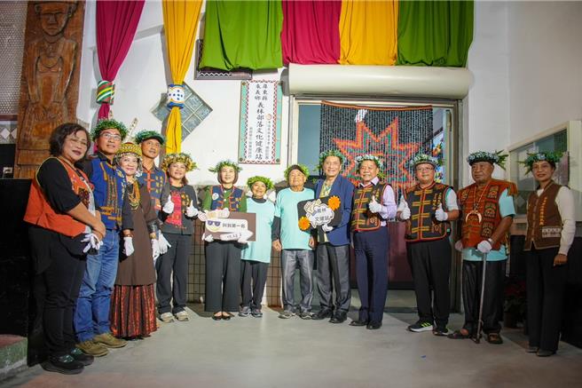 屏东县来义乡义林文健站18日下午举行揭牌启用典礼，原民会主委曾智勇（右五）、屏东县长周春米（左六）等人出席揭幕。（原民会提供／罗琦文屏东传真）