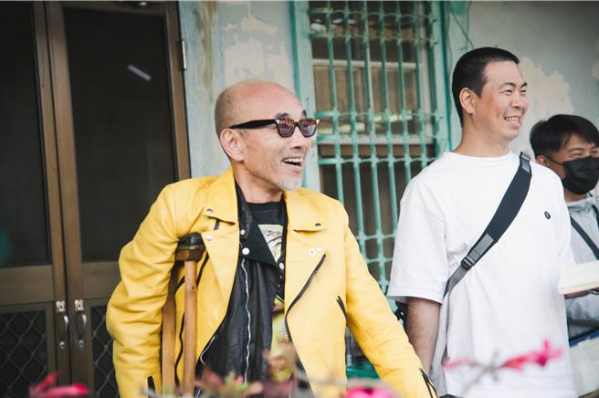 竹中直人（左）和导演片山慎三开心来台拍摄《雨中的欲情》。（光年映画提供）