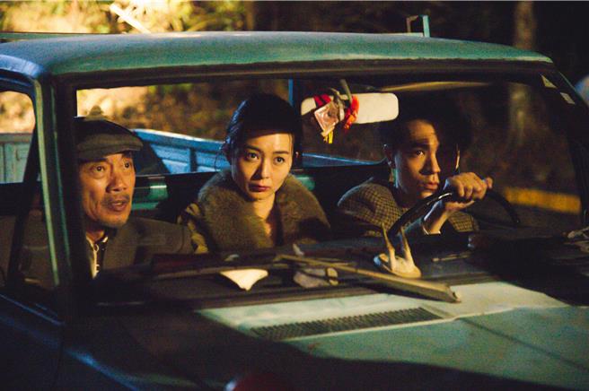 竹中直人（左起）、中村映里子和成田凌在《雨中的欲情》中飙演技。（光年映画提供）