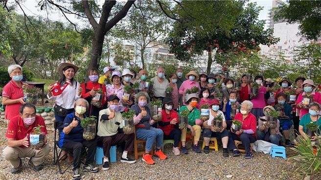 台中市興安社區發展協會於18日指出，在興安里內打造「綠光尋夢園場」，近年來累計栽種約20種野菜，社區居民除下田尋找自己愛吃的蔬菜，也是菜價高時的經濟食材之一。（興安社區發展協會提供／張妍溱台中傳真）