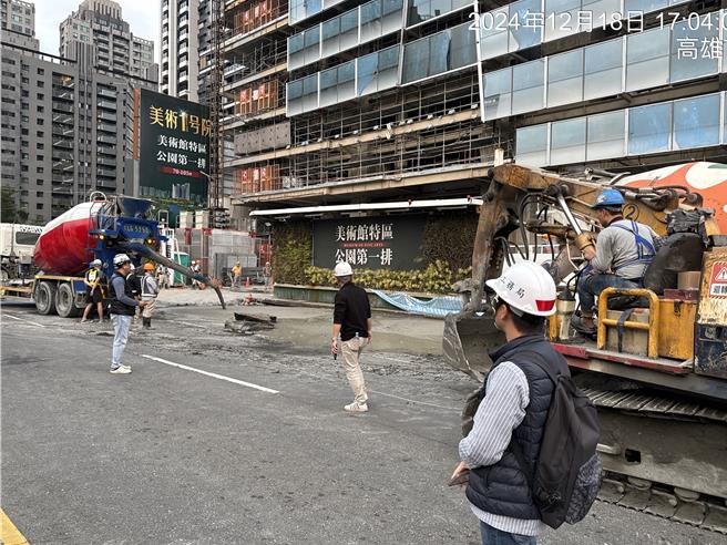 高雄市鼓山区美术东二路今（18）日一处建案，因连续壁渗漏酿道路破损，已遭高雄市工务局紧急勒令停工抢救。（高雄市工务局提供／任义宇高雄传真）