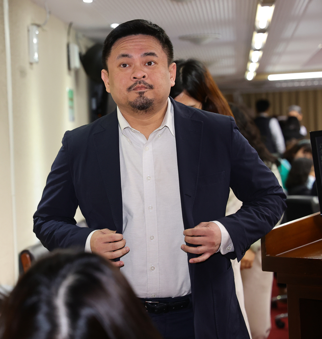 台湾国际劳工协会（TIWA）18日赴劳动部前陈抗指出，就业安定基金对大部分家庭看护移工雇主，是血汗钱，花费、用途、同意诸项支出委员名单等资讯，劳动部应定期公布，让人民公评。图为立法院社会福利及卫生环境委员会18日审查114年度中央政府总预算案关于劳动部主管预算，列席的劳动部长洪申翰（见图）会前受访。（刘宗龙摄） 