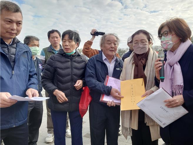 彰化縣二林芳苑反火葬場自救會等團體，向監委陳情、遞交陳情書。（民眾提供／葉靜美彰化傳真）
