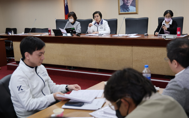 当18日占领主席台的民进党立委傍晚带着手牌转往朝野党团协商时，内政委员会召委徐欣莹回到内政委员会主持会议，并宣布通过16日议事录。（姚志平摄）