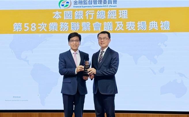 鹰眼猎鹰打诈有成，北富银成功拦截527件诈骗案，金额逾5.9亿元；图为北富银实践公平待客，二度荣获金管会「国银前25％公平待客绩优银行」荣誉，17日由总经理郭倍廷(右)代表受奖，图左为金管会主委彭金隆。(北富银提供／洪凯音台北传真)