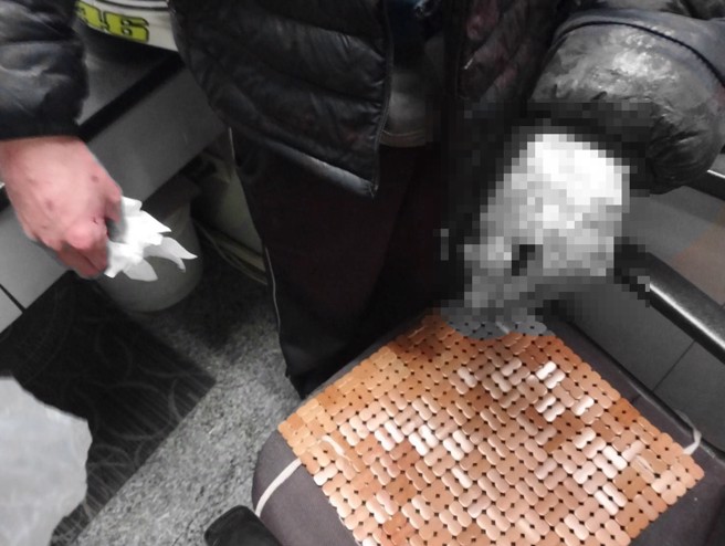 卓男持菜刀砍人反遭划伤，刘男也被菜刀砍受伤。（翻摄画面）