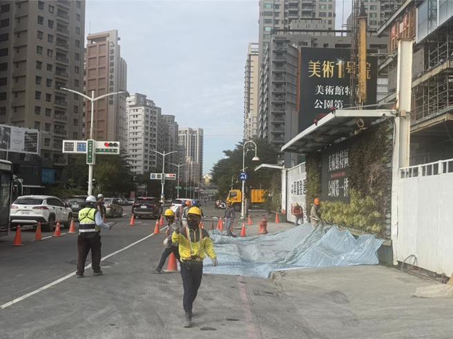 兴富发子公司齐裕营造位于高雄的百亿大案「美术1号院」，今（18）日下午惊传道路坍塌，已紧急灌浆回填。（翻摄照片／洪靖宜高雄传真）
