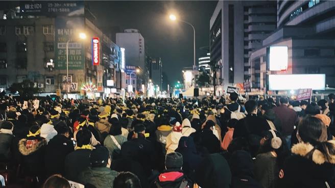 台湾公民阵线于中国国民党中央党部外，举行「冬季青鸟在台北」，引发舆论争议。（摘自黄捷Threads）