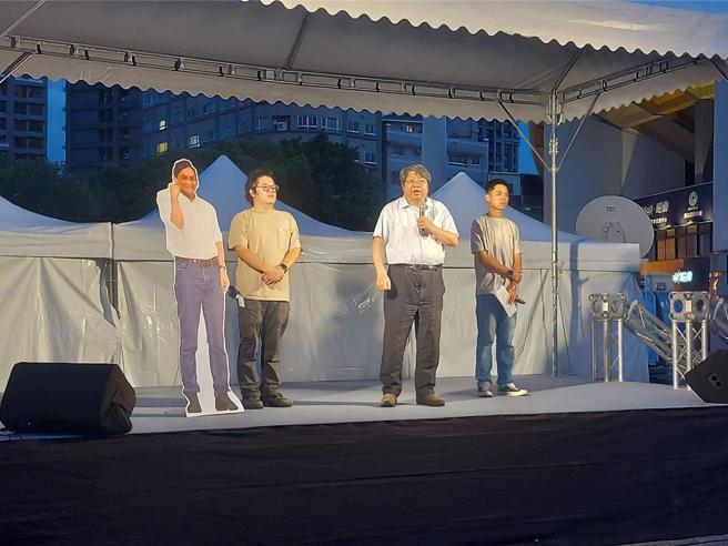 赖中强（右二）被蓝营点名开酸。（资料照片/张铠乙摄）