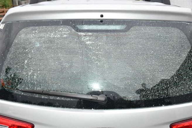 陳姓男子看到車子玻璃上有彈孔，急忙報警，沒想到竟然是自己玩彈弓造成。（翻攝畫面）