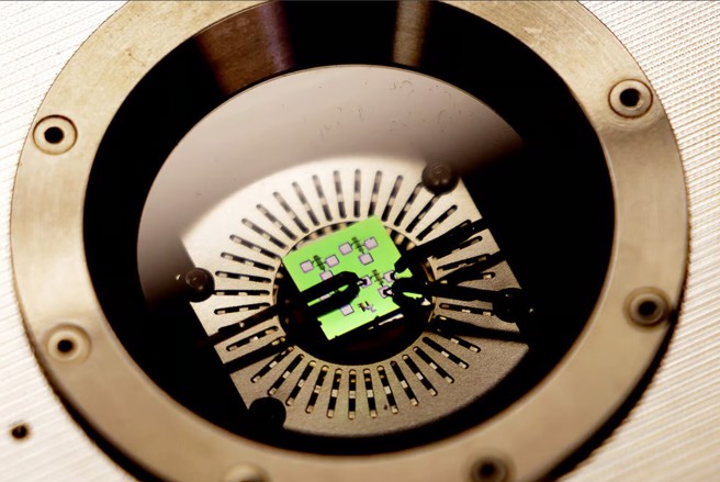 测试室中的高温记忆单元。(图/密西根大学)