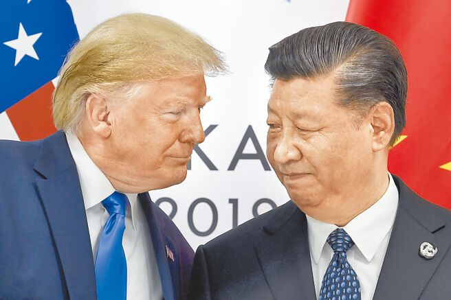 美國候任總統川普16日在佛州召開勝選後首場記者會，透露與中國領導人習近平透過書信對話，稱美中可一起解決所有問題。圖／美聯社