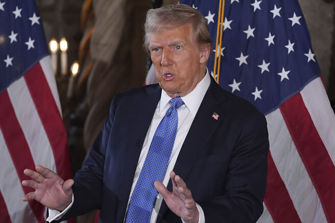 网飞共同执行长萨兰多斯、亚马逊创办人贝佐斯将赴海湖庄园，与川普拉近关系。图／美联社