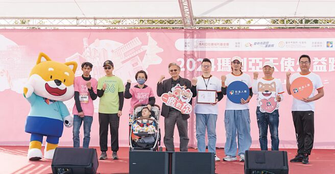 凯基人寿赞助「2024玛利亚天使公益路跑」，协助筹建安老家园，资深协理黄柏仁（右四）代表出席起跑仪式，传递凯基人寿的幸福心文化，为弱势族群带来幸福、安定的力量。  图／凯基人寿提供