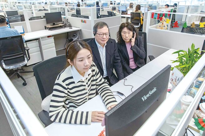 中信銀行副董事長詹庭禎（中）偕同董事許妙靜（右）化身「一日客服」，體驗第一線客服員工的工作情況，聆聽客戶與員工的心聲。  圖／中信銀行提供