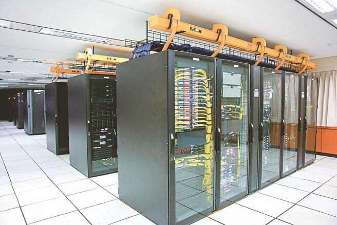 台电将需全天候使用空调冷却的资料计算中心，台电量身打造为「绿色机房」，採密闭机柜式空调，如同把机器装入一个个大型冰箱，提高空调效率。图／台电提供