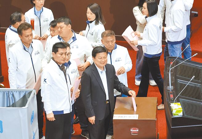 立法院17日院会行使考试院长、副院长、考试委员同意权投票，国民党立委在开完党团大会后，在党团总召傅昆萁（中下）的带领下集体进入议场内投票。（姚志平摄）