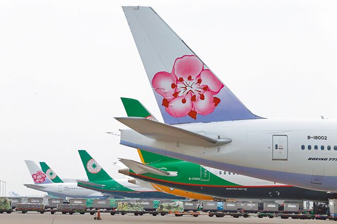 上海市副市长华源17日在双城论坛宣布将积极推动上海陆客团恢復赴台旅游，航空及观光类股闻讯上演庆祝行情。图为华航与长荣班机。（本报资料照片）