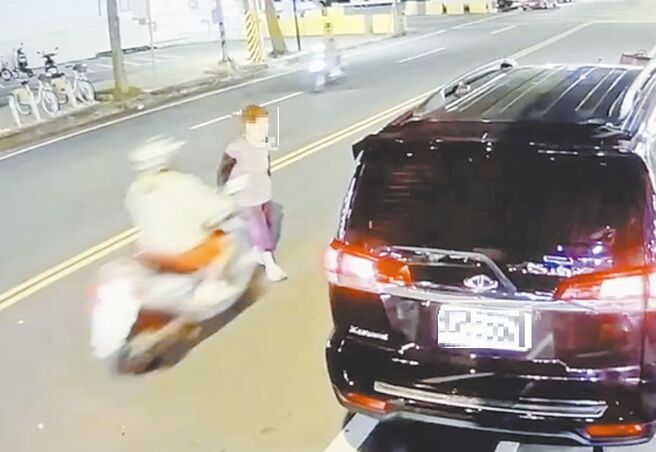 桃园市警察局统计，2024年1至11月65岁以上高龄者24小时内死亡人数43人，较同期减少15人，达25.9％，减少比例高，主因在于强力执法，另配合桃园市交通局成立「路老师」以互动式教学加强实境模拟训练及宣导鼓励高龄者穿亮色衣物与使用反光配件。（警方提供／赖佑维桃园传真）