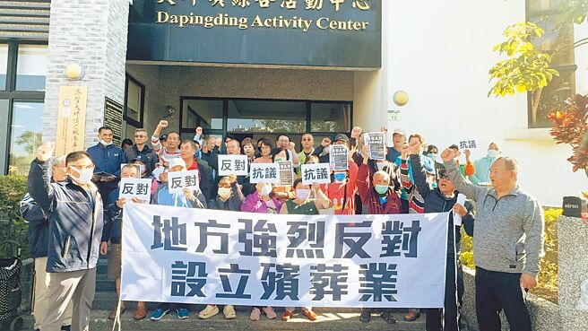 高松墓园预计将增建塔位等设施，17日举办计画环境说明会，上百位大坪顶居民齐聚会场前，高举白布条抗议，表达「地方强烈反对设立殡葬业」。（洪靖宜摄）