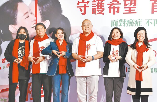 曾宝仪（左三）与导演男友林明谦（左二）17日举行《交换礼物》首映会，左一为出品人邱瓈宽，右起为癌友家属文蓓蓓、康復癌友Olga、Sam哥。（陈俊吉摄）
