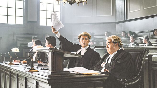 甄子丹（右二）与郑则仕合作新片《误判》。（华映提供）