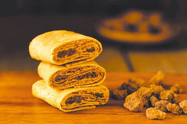 搶攻送禮市場，網購茶包領導品牌「發現茶」與烘焙品牌「查理布朗」聯手打造的「更kng可麗捲」，新推私房系列包括沖繩x新竹寶山雙黑糖口味（見圖），即日起限量販售。（發現茶提供）