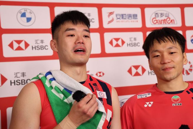 羽球男双「麟洋配」国际赛最后一场结束，赛后王齐麟（左）、李洋都红了眼眶。（羽球协会提供）