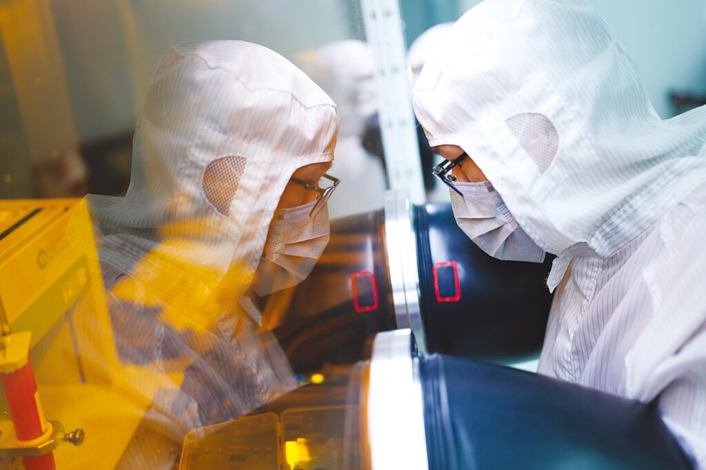 在持續擴廠效應下，國內三大成熟製程晶圓代工廠聯電、世界及力積電2025年折舊壓力大增，成為全年獲利能否走高的重要關鍵。圖／新華社