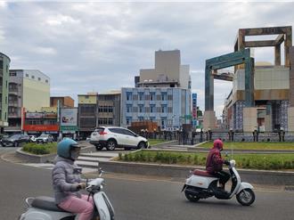 休旅車衝上圓環「朝拜」 機車衰被撞噴飛10米解體