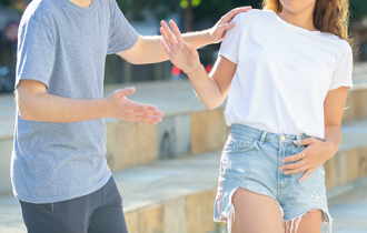 被抓包偷吃 男大生公開強吻女友 結局同學們看傻