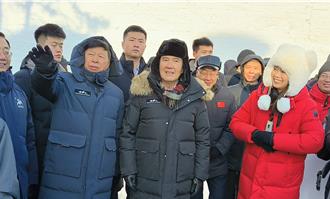 马英九访哈尔滨雪雕展化身「北极熊」与宋涛做「剉冰」