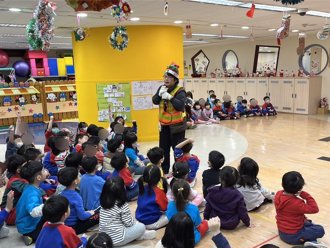 志工入幼兒園說環保故事 清潔隊員化身超級媽咪送聖誕禮物