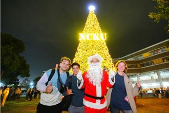 成大首見大型聖誕樹！背後藏洋蔥 旅外校友40年後的溫馨回饋