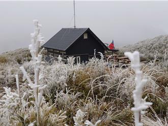 影》直擊！雪山東峰降冰霰 山友親歷白色奇境超驚艷