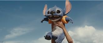 《星際寶貝：史迪奇》新預告曝光！ 還原小辛巴被高舉場面萌翻