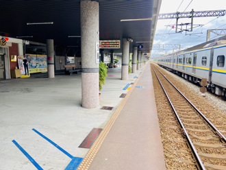 台鐵宜蘭站「月台有一大坨」 7旬老婦拉完 搭火車跑了