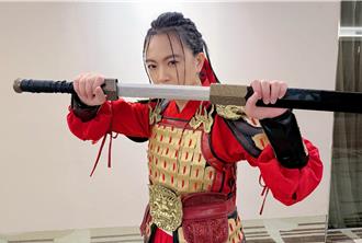 11度低溫街頭驚見「花木蘭」 為1事冒雨現身台北東區