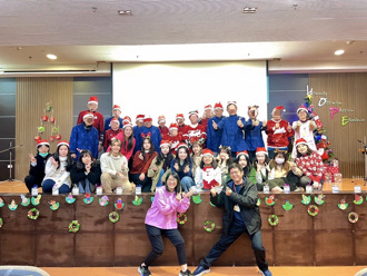 八里療養院與北藝大傳統音樂系策劃同樂活動 銀青互動陪長輩過聖誕