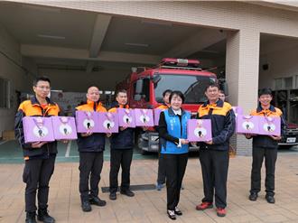 消防奮戰北港溪！縣府贈「雲林良品」驅寒、慰問辛勞
