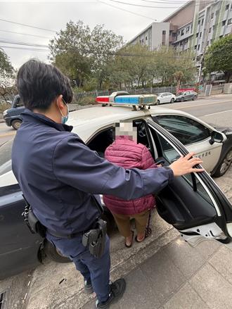 桃園8旬婦思念舊家獨自搭車卻卡半路 暖警伸援手