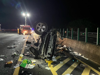 國道6草屯段5車追撞 1車翻覆所幸無人傷亡