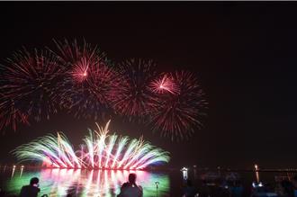 2025東港跨年夜！360度風火輪高空煙火秀 點亮大鵬灣