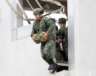 直擊》空訓中心公開傘兵訓練流程　跳塔體驗驚見「人生跑馬燈」
