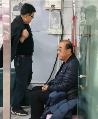 陸前部長67元快剪店排隊理髮！ 網讚「這才是正常社會」