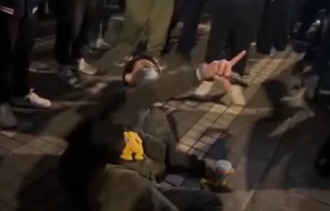 影》青鸟假摔哥1动作有专业训练？谢寒冰引韩国瑜金句酸爆