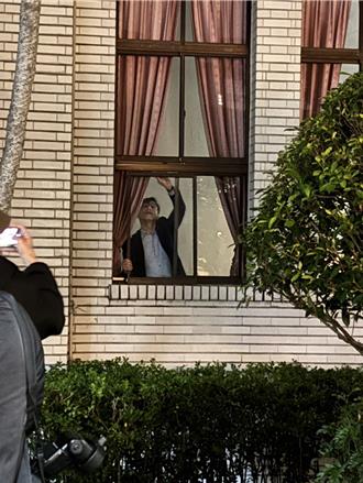 綠營破窗闖立院占主席台　藍委痛批：當家卻當賊！